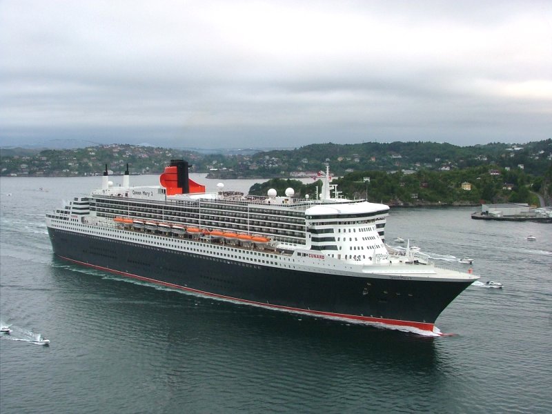 El Queen Mary 2 Navegando rodeado de pequeñas embarcaciones CRUCEROS CUNARD QUEEN MARY 2 CRUCEROS NORTE DE EUROPA CRUCEROS AMERICA EUROPA CRUCEROS QM2 CRUISES